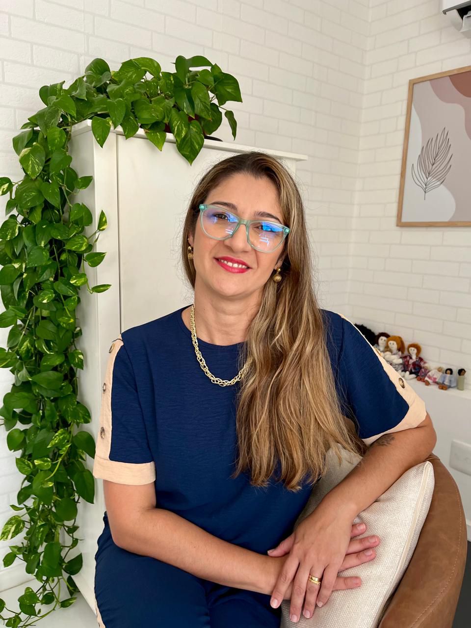 Dra. Ana Paula Monteiro Leite, psicóloga em Florianópolis, sentada em seu consultório
