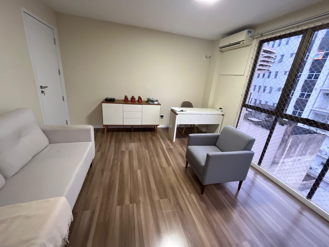Mesa de trabalho — consultório da Dra. Ana Paula, Unidade Centro, Florianópolis
